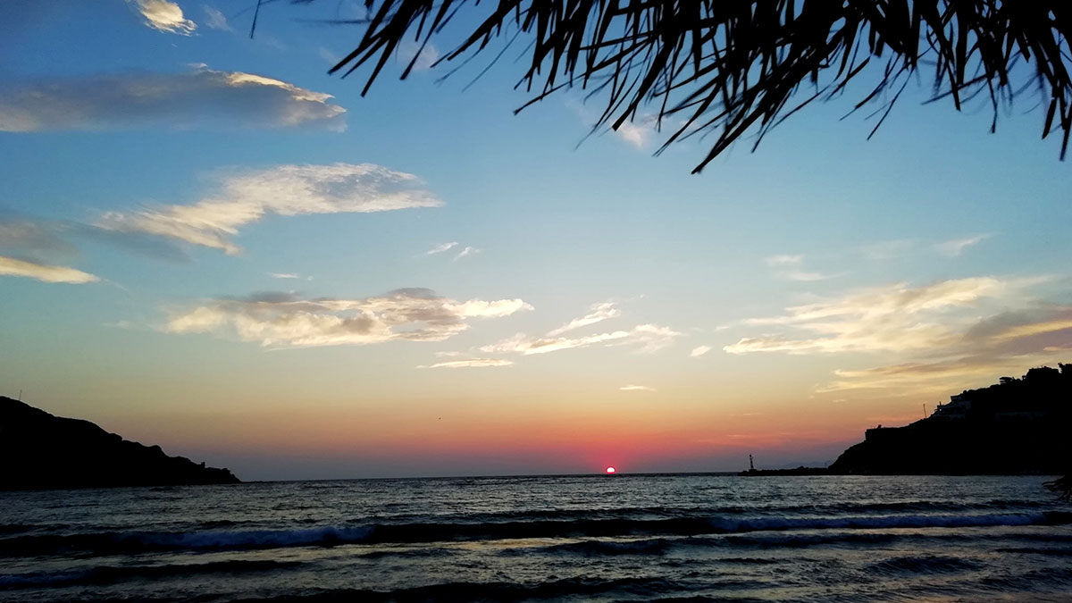 Παραλίες κοντά στην Αζόλιμνο Σύρου — αμμουδιά και κυκλαδίτικη ακτή