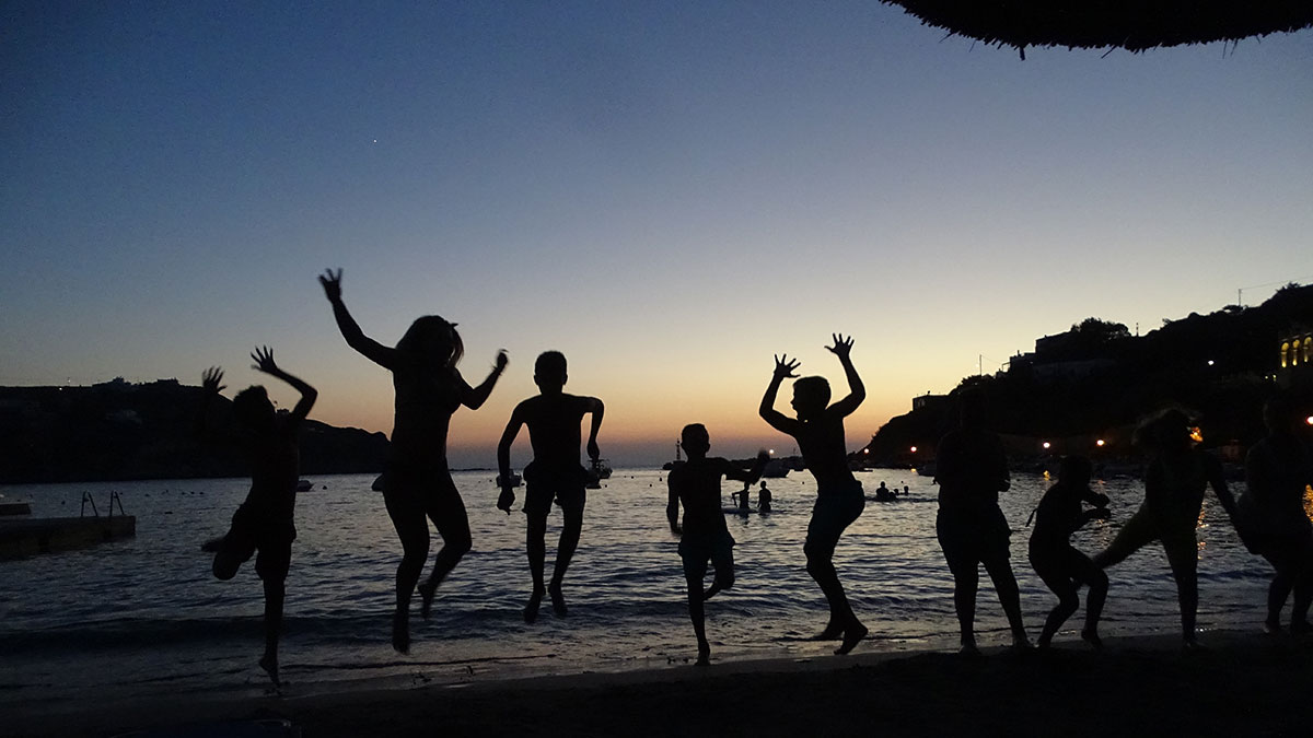 Azolimnos sandy beach on Syros east coast — holiday accommodation guide
