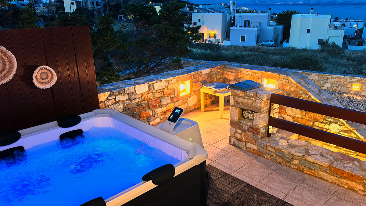 Ιδιωτικό Jacuzzi σε σπίτι διακοπών στη Σύρο — PetraCasa Αζόλιμνος