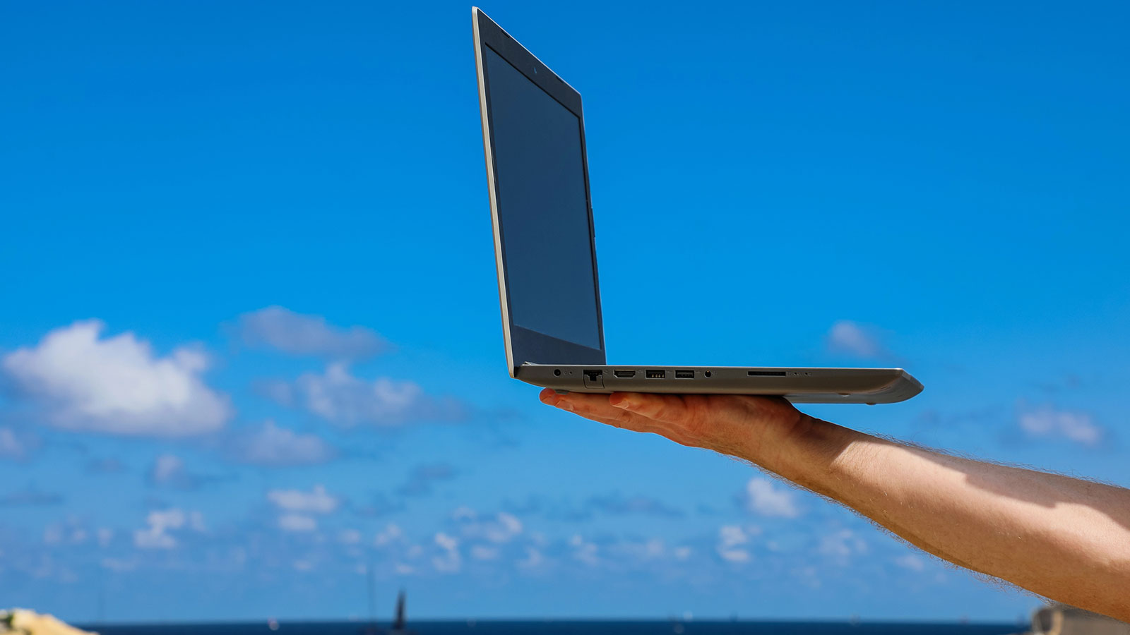 Digital nomad που δουλεύει remote από τη Σύρο — οδηγός μακράς διαμονής