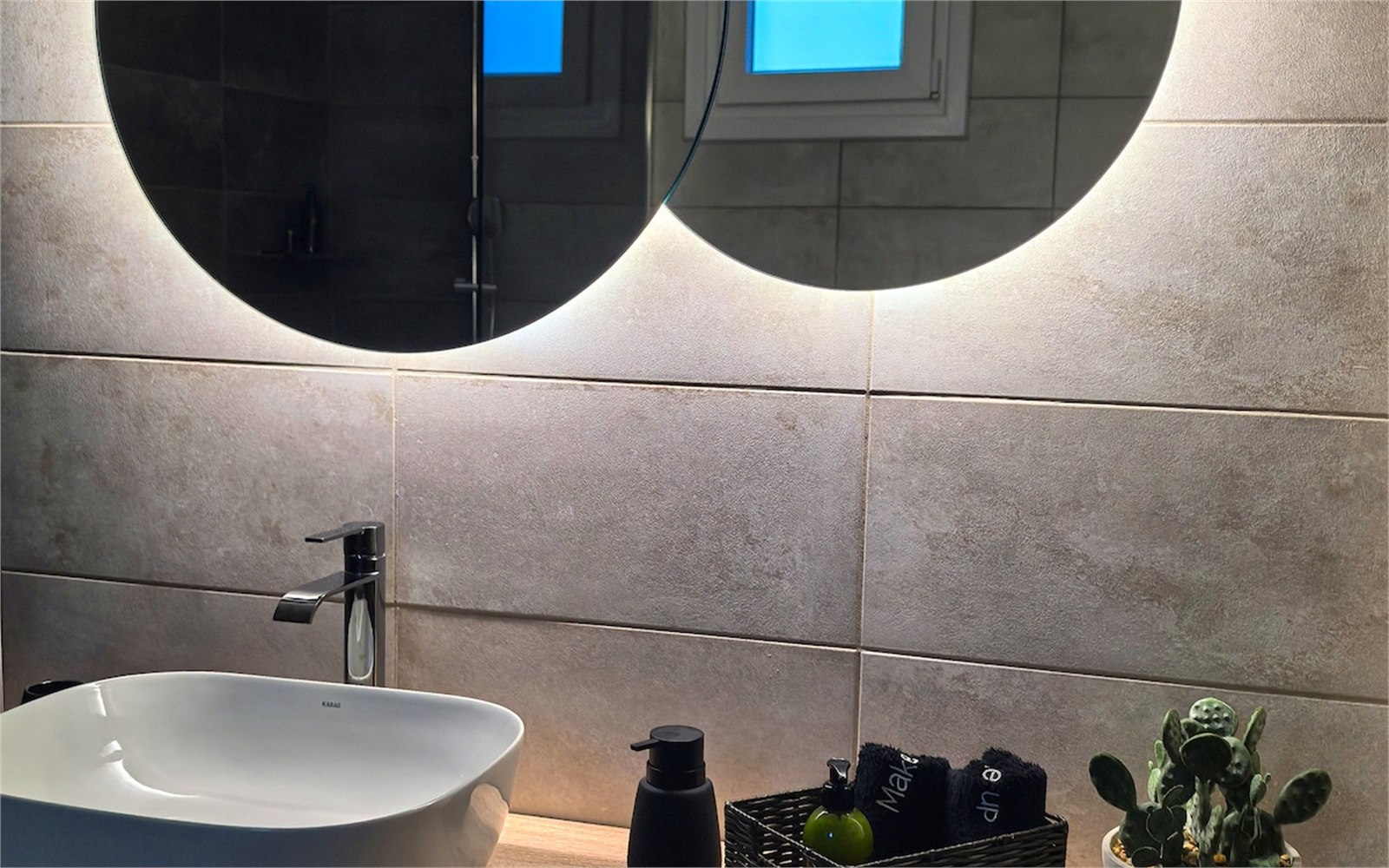 Bathroom at PetraCasa villa, Syros