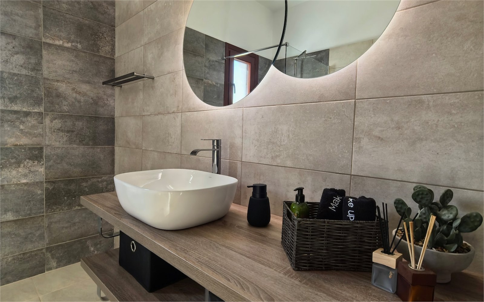 Second bathroom at PetraCasa villa, Syros